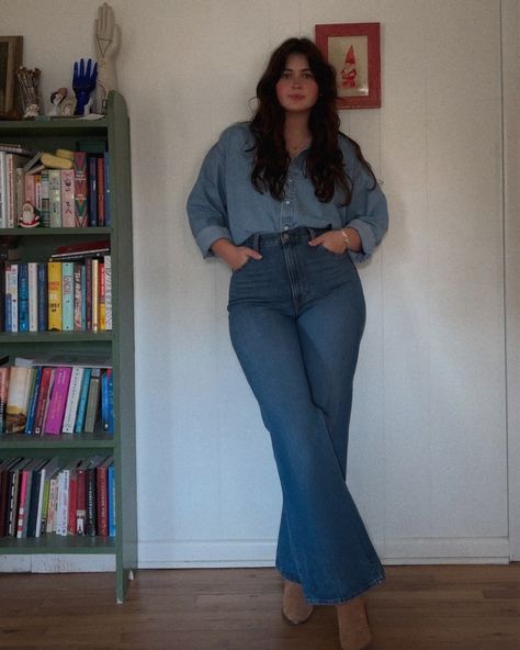 having a very merry denim on denim christmas ✌️ Midsize Classy Outfits, Midsize Christmas Outfit, Midsize Fitness, Classy Woman Aesthetic, Midsize Winter Outfits, Midsize Outfit Ideas, Midsize Winter, Curvy Winter Outfits, Rectangle Body Shape Outfits