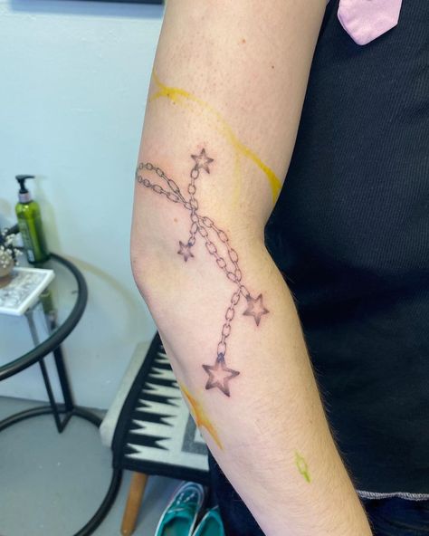 @ibupropain on Instagram: “freehanded chain + star charms :) thank you harrie!” Feminine Chain Tattoo, Star Chain Tattoo, Charm Tattoo, Chain Tattoo, Star Chain, Tattoo Idea, Star Charms, Infinity Tattoo, Charms