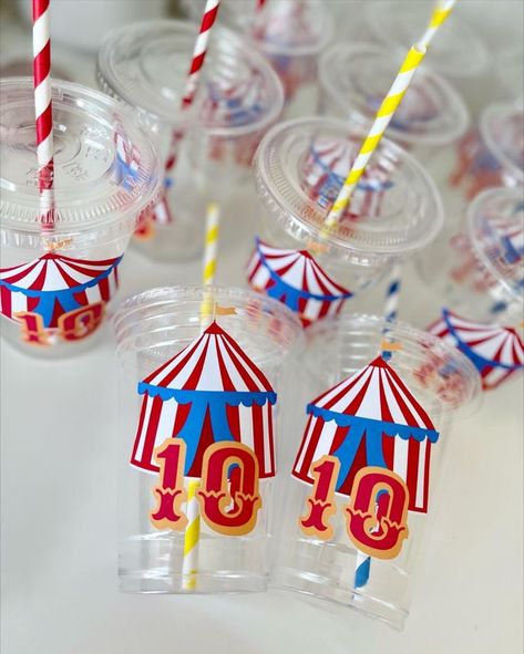 Circus Theme Party Cups. Includes cup with sticker with age and tent, straw and lid. Carnival Circus Theme Party, Carnival Party Centerpieces, Circus Party Favors, Carnival Birthday Theme, Aaliyah Birthday, Carnival Party Favors, Circus 1st Birthdays, Party Favor Cups, Glow In Dark Party