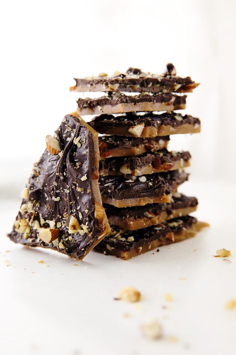 Buttery, crunchy english toffee topped under a rich dark chocolate and topped with almonds & pecans. A perfect holiday treat! Addicting Recipes, Toffee Bark Recipes, English Toffee Recipe, Toffee Bark, Saltine Toffee, Xmas Candy, Broma Bakery, English Toffee, Butter Toffee