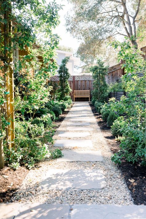 Garden borders and gravel path Gravel Path To Front Door, Path To Backyard Gate, Country Pathways Walkways, Patio With Gravel Border, Cobblestone And Pea Gravel, Pea Gravel Pavers, Garden Gravel Border Ideas, Gravel Path Backyard, Garden Path Border Ideas