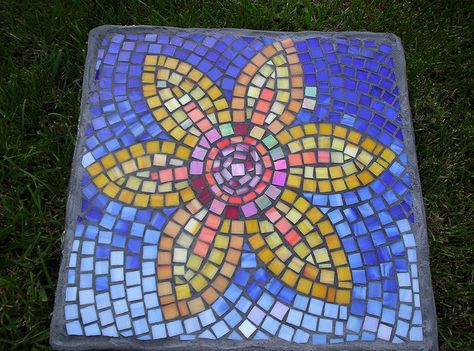 I want to make mosaic stepping stones for my back garden. Easy Mosaic, Mosaic Stepping Stone, Mosaic Stepping Stones, Mosaic Garden Art, Mosaic Tile Art, Mosaic Madness, Glass Mosaic Art, Mosaic Flowers, Mosaic Garden