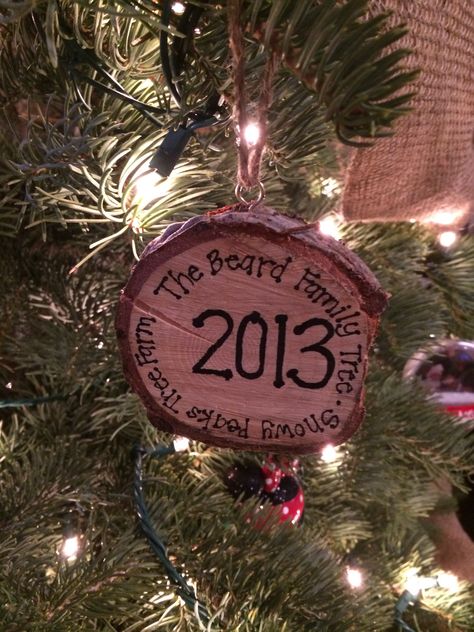 New tradition thanks to Pinterest! Cut a piece of our Christmas tree trunk and make it into an ornament. Christmas Tree Trunk Ideas Wood Slices, Tree Stump Ornament Diy, Wood Trunk, How To Make Labels, Diy Crafts To Do, Homemade Christmas Gifts, Homemade Christmas, Diy Christmas Ornaments, Crafts To Do