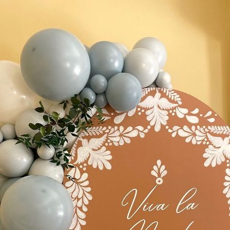 Party + Event Styling on Instagram: "Viva la Novia! 👰🏻‍♀️🤍  Been living for these Mexican inspired set ups!  Big thank you to Junior’s Speakers in Joliet! They went above and beyond to make sure I had the exact clay pots I was looking for! If you are in the area and in need of authentic Mexican handicrafts check them out! 🙌🏽  Backdrop inspired by @lias.balloons & @_bettyflores_   Arch paint color  @gliddenpaints Honey Graham  #vivalanovia #boda #bodamexicana #mexicaninspired #mexicanwedding #lanovia #bridalshower #bridalshowerinspo #despedidadesoltera #bridalshowerdecor #bridalshowerideas #chicagoballoons #chicagoballoondecor #talavera #talaveramexicana #balloonartist #balloonstylist" Talavera Balloon Garland, Talavera Shower Ideas, Barro Party Decor, Mexican Style Bridal Shower Party Ideas, Mexican Barro Decor Party, Talavera Theme Party, Talavera Party Backdrop, Modern Mexican Bridal Shower Ideas, Talavera Party Decoration