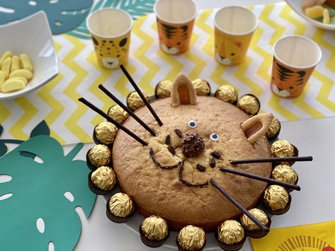 Gateau lion pour un thème jungle, savane ou animaux. Base gateau au yaourt simple, décoré par des ferrero et des gateaux ! Diy Birthday Cake, Food Art For Kids, Kids Party Food, Animal Cake, Number Cakes, Fun Baking Recipes, Snack Cake, Easter Cakes, Fun Kids Food