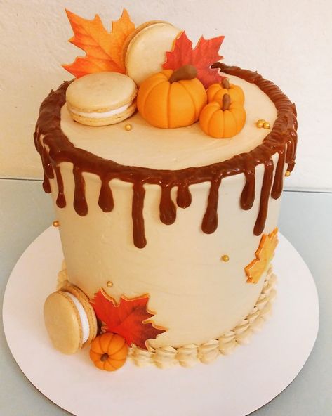 Pumpkin Cake Design Birthday, Autumn Birthday Cake For Women, Fall Birthday Cake For Women, September Birthday Cake, Fall Birthday Cake Ideas, Autumn Cake Ideas Birthday, Fall Themed Birthday Cake, Fall Cake Decorating, Wedding Cakes Fall