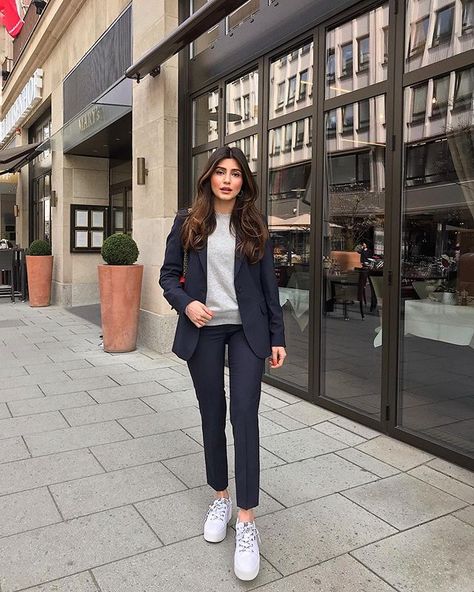 Ayda Hadi, Trench Coat Outfit Fall, Winter Office Outfits, Fall Coat Outfit, Outfit Plan, Paris Outfits, Office Fashion, Office Outfits, Military Fashion