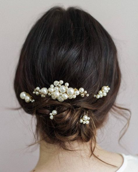 Twigs & Honey® on Instagram: “Lovely pearls in a beautiful set of 5... create a customizable look using our style 937 which features Swarovski crystal pearls.…” Pearl Hair Pin Wedding, Pearl Bridal Comb, Bridal Hair Combs Pearl, Hair Accessories Pins, Pearl Hair Combs, Bride Headpiece, Bridal Wedding Hair, Hair Accessories Pearl, Hair Accessories Set