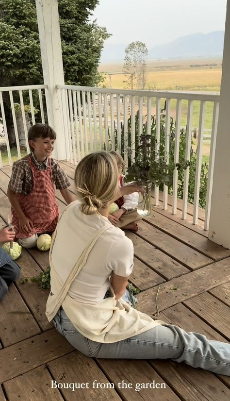 Stay At Home Mom Aesthetic Farm, Southern Mama Aesthetic, Farm Wife Aesthetic, Mother Goals, Crunchy Aesthetic, Farm Wife Life, Traditional Wife, Ballerina Farm, Wife Aesthetic