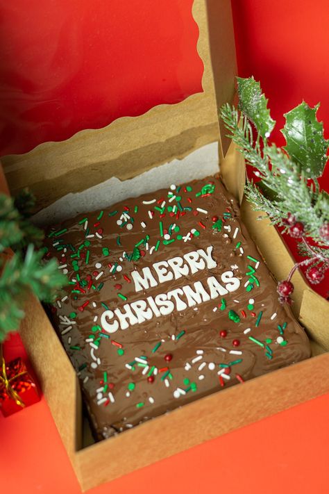 Christmas Treats Gift Box Ideas, Canned Goods Christmas Gift, Christmas Brownies Packaging, Brownie Christmas Ideas, Baked Gifts Ideas Christmas, Christmas Desserts To Sell, Brownie Christmas Gift, Christmas Baked Goods Gifts, Brownie Board