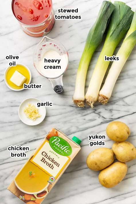 In just over half an hour you can make this delicious potato, leek, and tomato soup recipe from everyday ingredients! Leek Pasta, Tomato Soup Homemade, Potato Leek Soup, Pureed Soup, Leek Soup, Stewed Tomatoes, Veggie Delight, Tomato Soup Recipes, Creamy Potato