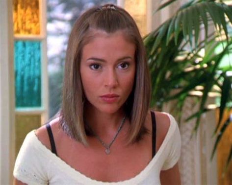 Alyssa Milano on charmed Charmed Pheobe, Pheobe Hair, Phoebe Outfits, Charmed Phoebe, Alyssa Milano Hair, Phoebe Charmed, Alyssa Milano Charmed, Phoebe Halliwell, Charmed 1998