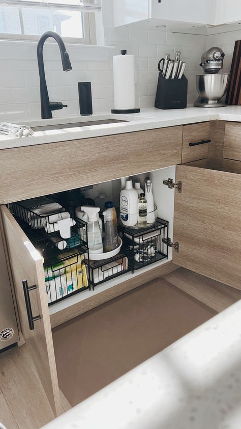 Simple House Organization, Aesthetic Organized Kitchen, Clean Kitchen Astethic, Orginazer Kitchen, Clean Small Kitchen, Under Cabinet Kitchen Organization, Clean Storage Ideas, Mini Kitchen Organization, Apartment Kitchen Sink Decor