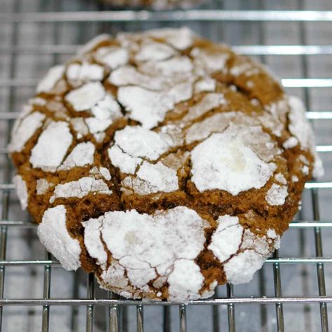 Ginger Bread Crinkle Cookie, Gingerbread Crinkle Cookies, December Ideas, Recipes Cookies, Cookie Ball, Gingerbread Man Cookies, Cookie Time, Cookie Calories, Crinkle Cookies