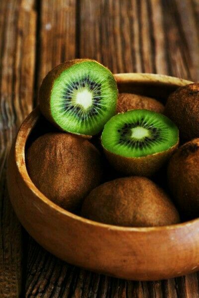 Kiwi Smoothie, Fruit Photography, Kiwi Fruit, Exotic Fruit, Delicious Fruit, Fruit And Veg, Beautiful Food, Fruits And Veggies, Organic Recipes