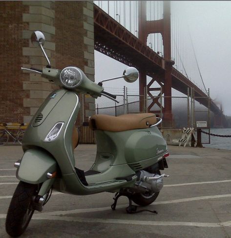 Christian Harper, Vespa Lx, Vespa Girl, Motorcycle Aesthetic, Piaggio Vespa, Vespa Vintage, The Golden Gate Bridge, Car Goals, Scooter Girl