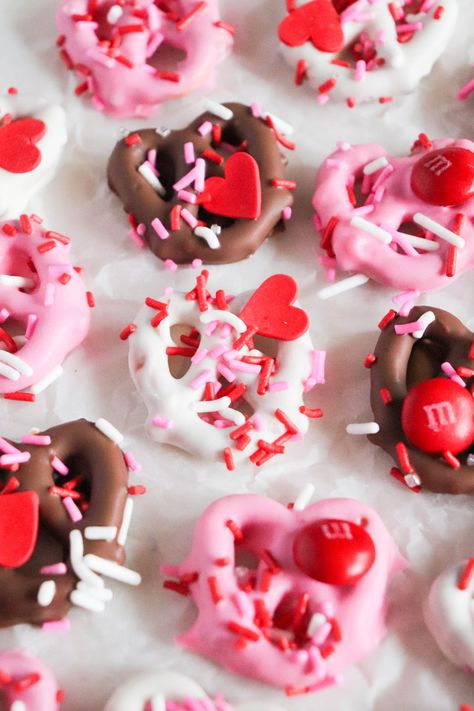 Valentine's Day Chocolate Pretzels Valentine's Desserts For Kids, Valentine Dipped Pretzels, Valentines Pretzels Ideas, Chocolate Dipped Pretzels Valentines, Valentine Pretzel Treats, Chocolate Valentines Desserts, Valentine Chocolate Covered Pretzels, Chocolate Covered Pretzels Valentines, Pretzel Valentines