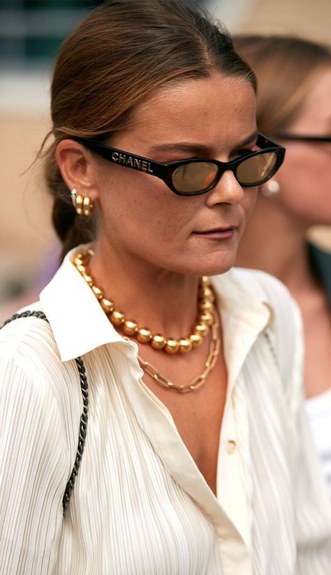 Gold Street Style, Chunky Gold Chain Necklace, Copenhagen Fashion Week Street Style, Street Style Jewelry, Chunky Gold Necklaces, Copenhagen Street Style, Boho Styl, Chunky Gold Chain, Celebrity Jewelry