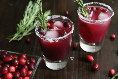 This is one of the best recipes for the holidays as it is absolutely perfect coloring to get you into the spirit! It is so easy, … Easy Holiday Mistletoe Margarita Recipe Read More » Mistletoe Margaritas, Mistletoe Margarita, Easy Holiday Cocktail Recipes, Holiday Margaritas, Holiday Martinis, Easy Holiday Cocktails, Christmas Drinks Alcohol Recipes, Cranberry Margarita, Christmas Drinks Recipes