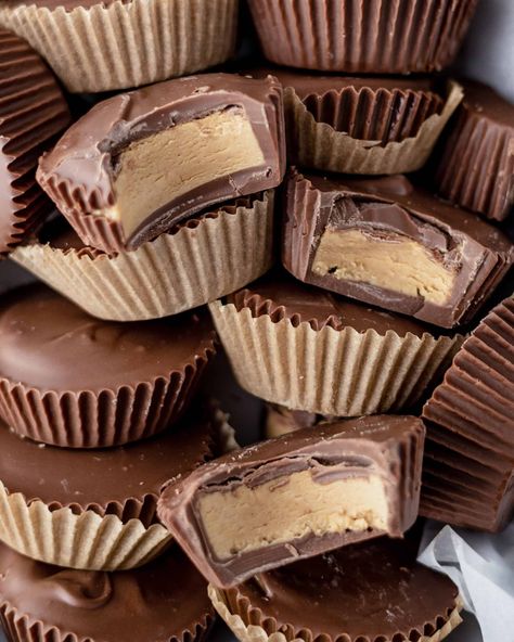 Double stuffed peanut butter cups Reese Pieces, Peanut Butter Cups Recipe, Food Vibes, Homemade Peanut Butter Cups, Pb Cups, Peanut Butter Candy, Candy Factory, Milk Chocolate Candy, Candy Treats