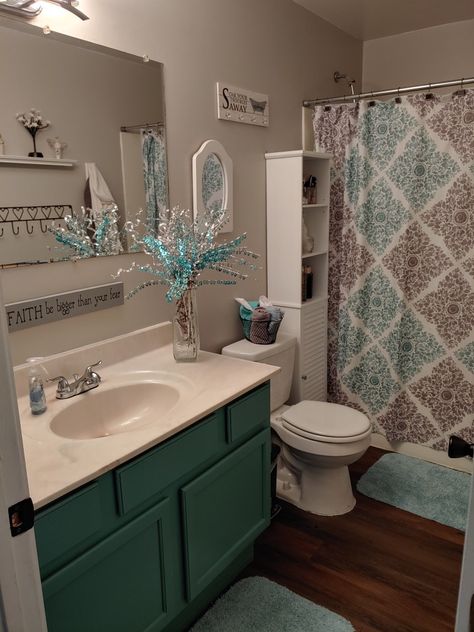 Teal Color Bathroom Ideas, Teal Restroom Ideas, Cute Bathroom Decor Ideas Color Schemes, Teal Accent Bathroom, Bathroom Decor Teal And Gray, Small Bathroom Ocean Theme, Bathroom Remodel Ocean Theme, Teal Bathroom Ideas, Teal Bathroom Decor