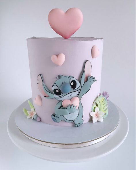 Italian meringue buttercream, fondant decorations Cake Decorating Stitch, Pink Stitch Cake, Stitch Cake Ideas Birthday Parties, Stitch Cake Ideas, Pastel Stitch, Cake Stitch, Stitch Birthday Cake, Lilo And Stitch Cake, Italian Meringue Buttercream