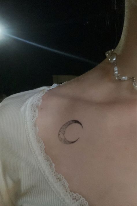 black&white moon tattoo on collarbone Moon Collar Bone Tattoo, Moon Tattoo Collar Bone, Moon Neck Tattoo, Collar Bone Tattoo, Collar Bone, Pretty Tattoos, Moon Tattoo, Neck Tattoo, Shoulder Tattoo