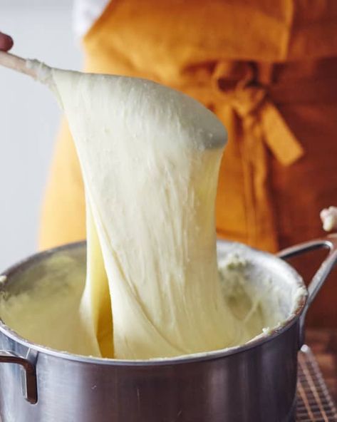 Aligot Recipe, French Potatoes, Whipped Potatoes, Cheesy Mashed Potatoes, Gooey Cheese, Cheesy Potatoes, Roasted Meat, Cooking Lessons, French Cooking