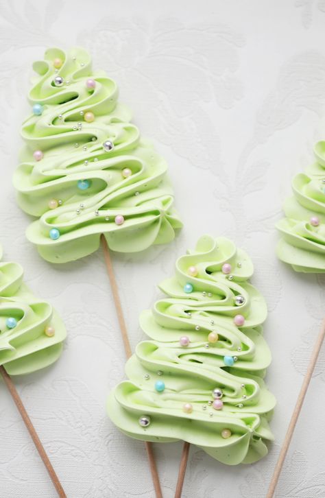 It can be tricky to find dairy free Christmas cookies. These meringue Christmas trees are the cutest things ever and they are quite delicious! Meringue Christmas Tree Pretzels, Merengue Christmas Tree, Meringue Pops Christmas, Christmas Meringue Cookies On A Stick, Meringue Trees Christmas, Merange Cookies Meringue Christmas, Xmas Meringues, Christmas Meringue Pops, Christmas Merengue