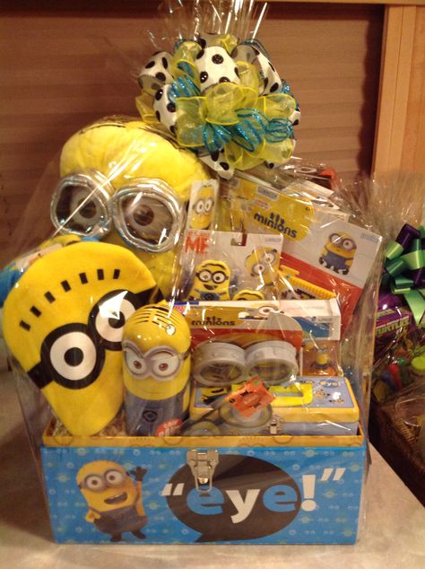 Minion class basket Minion Basket, Yellow Gifts Basket, Disney Gift Basket, Secret Pal Gifts, Minion Gifts, Candy Themed Party, Dollar Tree Gifts, Weird Toys, Bingo Night