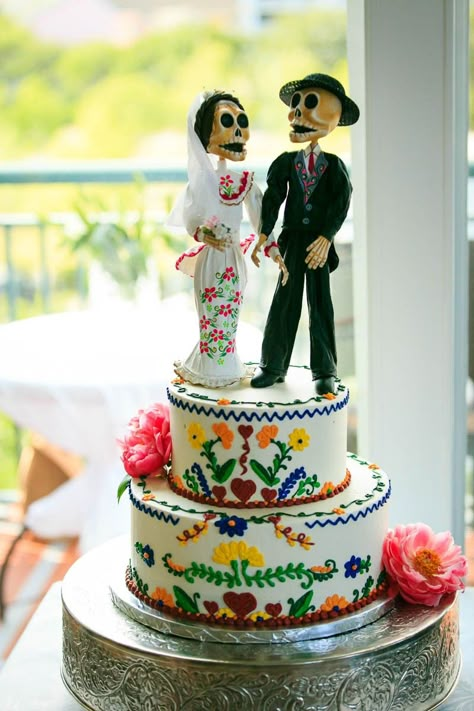 Mexico Wedding Cake, Mexican Wedding Cake Topper, Mexican Fall Wedding, Mexican Aesthetic Wedding, Wedding Cake Mexican, Hispanic Wedding Dress, Mexican Charro Wedding, Columbian Wedding, Fall Mexican Wedding