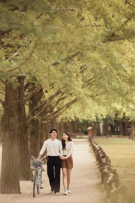 Park Pre Wedding Photoshoot, Prenup Photoshoot Poses, Korean Couple Photoshoot Outdoor, Wedding Casual Photoshoot, Korean Pre Wedding Photoshoot Outdoor, Pre Wedding Casual Outfit, Nature Prenup Shoot, Korean Prenup Photoshoot Ideas Outdoor, Nature Prewedding Photoshoot