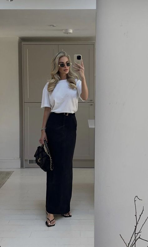 Business Casual Long Skirt, Dress Office Outfit, Bbq Outfits, Black Satin Skirt, Modest Summer Outfits, Estilo Chic, Mode Inspo, Looks Chic, Inspiration Mode