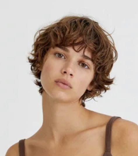 "mixie" Haircut Wavy, Short Wavy Haircuts With Bangs, Pixie Wavy Hair, Pixie Cut Wavy Hair, Mathilda Gvarliani, Haircuts Trending, Razored Haircuts, Trendy Short Hairstyles, Short Wavy Haircuts