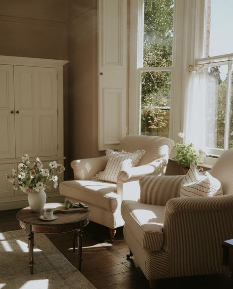 English Farmhouse, Farmhouse Aesthetic, Living Room Inspo, Take Me Home, Room Inspo, Farmhouse, Living Room