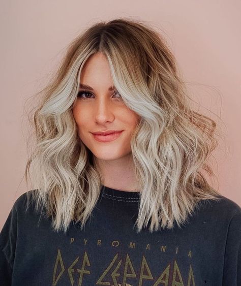 Blonde Hairstyle with Beach Waves and Middle Parting Bangs Aesthetic, Wedding Hair Front, Hair Curtain, Bangs Curtain, Medium Length Blonde Hair, Tan Skin Blonde Hair, Layers Medium, Cute Natural Hairstyles, Middle Part Hairstyles