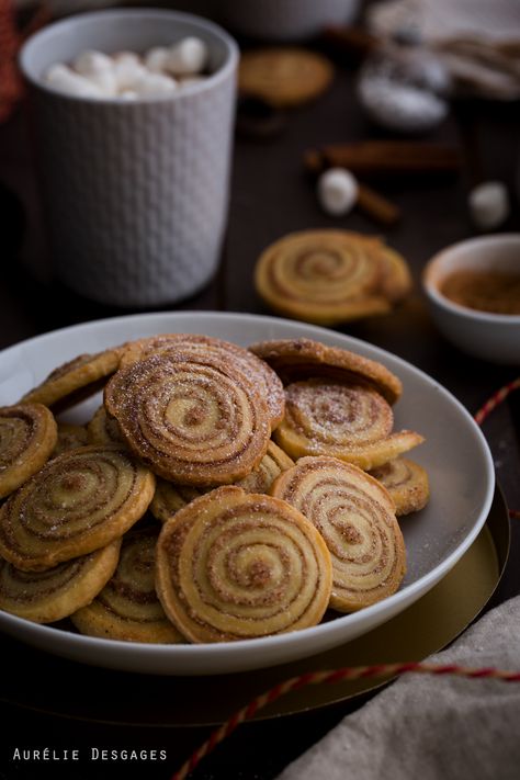 Cooking Lili » Sablés Roulés à la Cannelle « Cinnamon Spirals » Christmas Sweet Recipes, Cinnamon Roll Cookies, Food Innovation, Christmas Biscuits, Desserts With Biscuits, Biscuit Cookies, Mini Desserts, Alsace, Cake Cookies