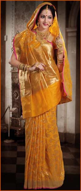 Pure Banarasi Silk Saree The bride is so pretty, and the jewellery and seedha pallu are both so traditional:-) Seedha Pallu Saree Style, Traditional Saree Draping Styles, South Saree, Gujarati Bride, Draping Styles, Nauvari Saree, Saree Draping Styles, Saree Draping, Indian Look