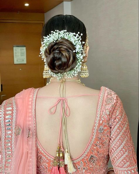 Messy Bun With Gajra, Mother Hairstyles For Wedding Indian, Hairstyle For Mom Of Bride Indian, Bride Mom Hairstyle Indian, Gajra Hairstyles Buns, Messy Bun Hairstyles Indian Saree, Indian Hair Bun, Gajra Hairstyle, Hairstyle With Suit