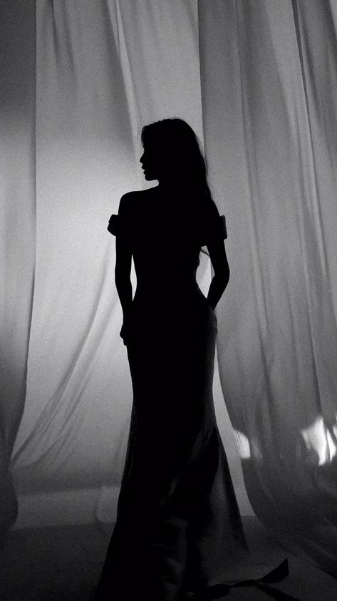 Silouette Pics Photo Ideas, Black Colour Aesthetic, Mafia Novels, Wattpad Covers Aesthetic, Mafia Queen, Book Cover Artwork, Dark Vibes, Wattpad Book Covers, Queen Aesthetic