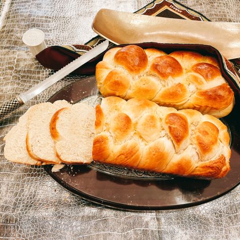 This recipe for the Best Water Challah is a popular vegan alternative to our Miracle Challah and Braided Challah Recipes. This recipe is super delicious and has all of the flavor of those other recipes and none of the eggs! Even without the eggs this Water Challah is still a fluffy and tasty Shabbat or Yom Tov treat. Water Challah, Water Challah Recipe, Challah Bread Pudding, Bbq Chicken Salad Recipe, Challah Recipe, Challah Bread Recipes, Challah French Toast, Easy Bbq Chicken, Matzo Meal