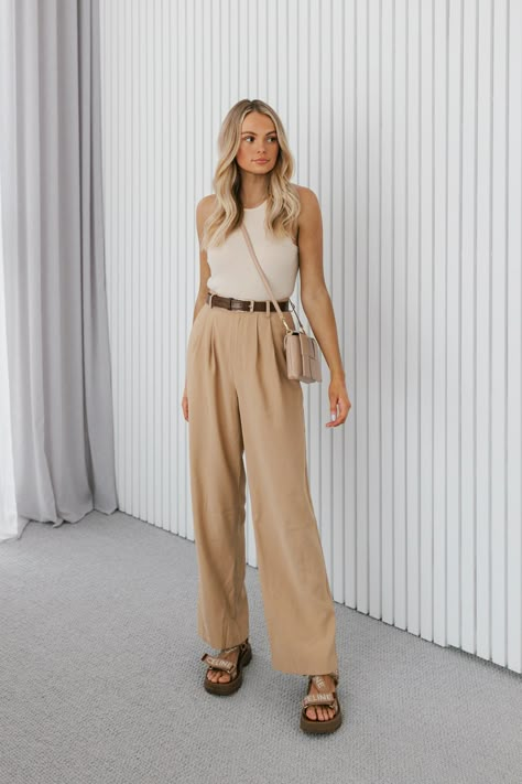 Suit Pants Outfit Casual, Style For Tall Women, Audrey Aesthetic, Dressing Rich, Camel Pants Outfit, Jess Outfits, Minimal Fall Outfit, Elevated Workwear, Summer Corporate