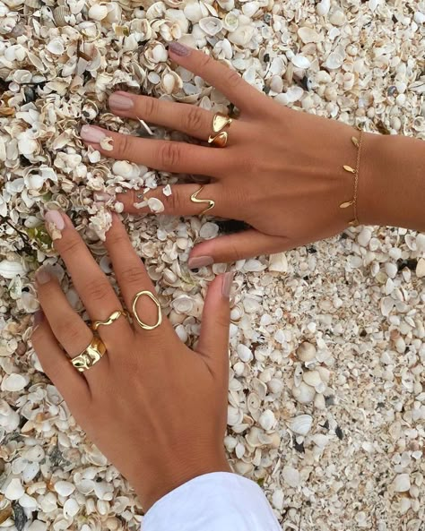 Rings For Small Hands, How To Stack Rings, Ring Inspo Jewelry, Feminine Rings, Rings Summer, Rings Inspiration, Rings Stack, Wavy Ring, خواتم خطوبة