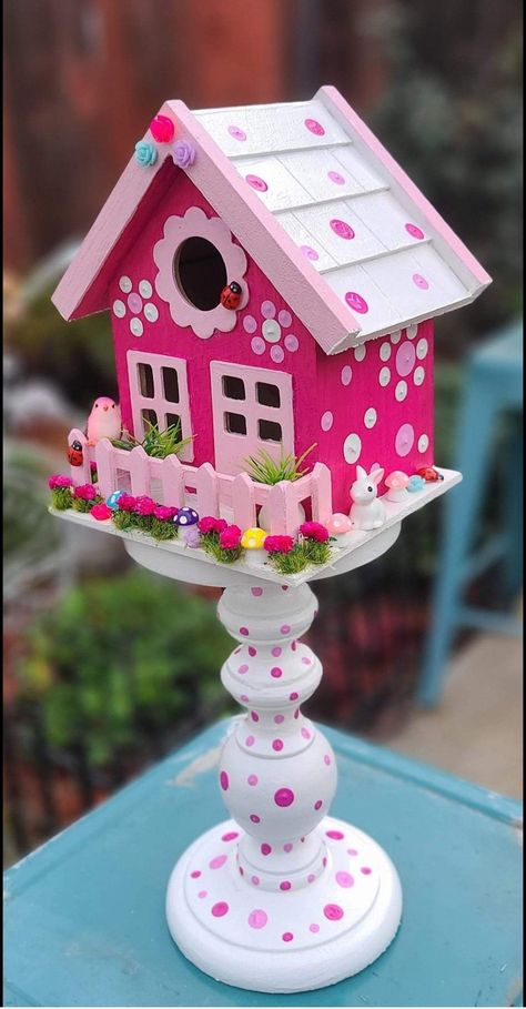 Bird Cage Decoration Ideas, Cute Birdhouse Painting Ideas, Bird Houses Diy Painted, Painted Birdhouses Ideas, Painting Birdhouses Ideas Simple, Painted Bird Houses Ideas, Bird House Painting Ideas, Birdhouse Painting Ideas, Whimsical Birdhouses