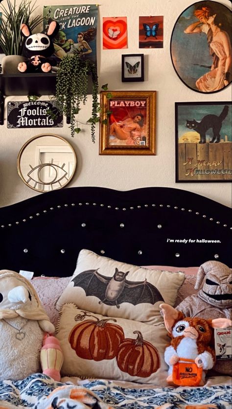 Halloween Studio Apartment, Vintage Halloween Room, Spooky Bedroom Aesthetic, Spooky Bedroom Decor, Halloween Bedroom Aesthetic, Spooky Season Aesthetic, Spooky Room, Spooky Bedroom, Dark Bathroom Ideas