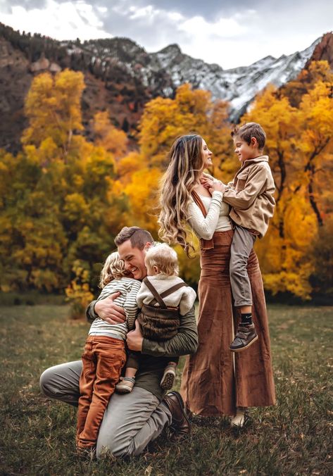 Shannon McTighe Photography Unique Fall Photoshoot Ideas, Twin Portraits, Moody Family Photos, Western Family Pictures, Fall Mini Shoot, Fall Poses, Fall Family Outfits, Lifestyle Pictures, Fall Minis