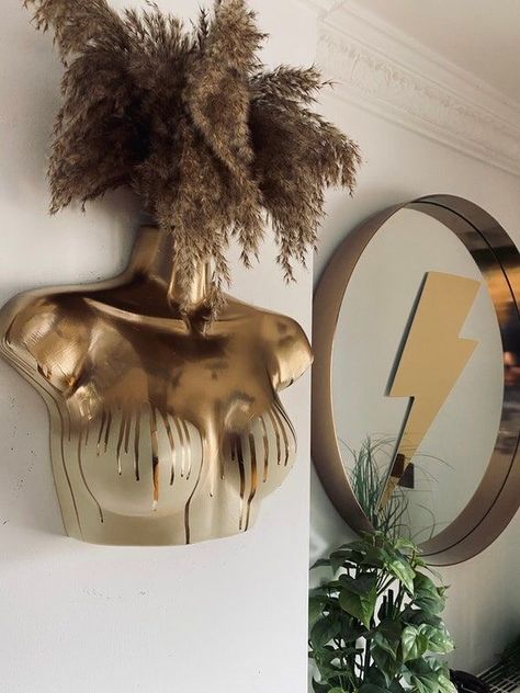 In Home Boutique Setup, Pmu Business, Mannequin Decor, Esthetician Room, Mannequin Art, Deco Studio, Mirror Gold, Apartment Decor Inspiration, Salon Decor