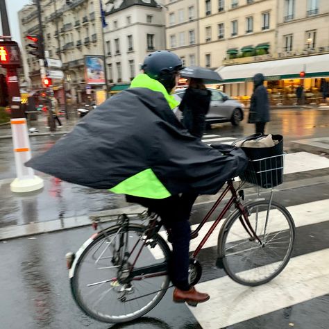 Rain In Paris, Biking In The Rain, Bike Icon, Rain Outfit, Tech Wear, Commuter Bike, Rain Gear, Bike Storage, Bike Life