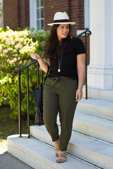 Outfits For Plus Size Women, Connecticut Style, Green Linen Pants, Jogger Outfit, Linen Pants Outfit, Linen Joggers, Joggers Outfit, Cute Spring Outfits, Green Pants