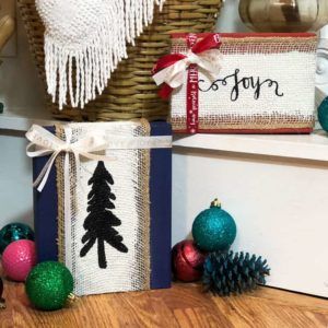 Diy Christmas Wood Signs, Christmas Wood Signs, Rustic Thanksgiving Table, Burlap Signs, Rustic Thanksgiving, Diy Burlap, Handmade Signs, Burlap Christmas, Burlap Flowers